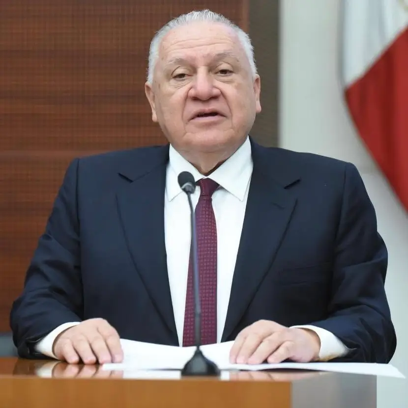 Rafael Marín Mollinedo de traje bandera atras